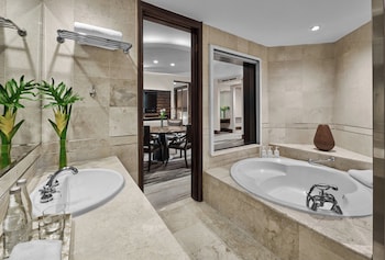 Deluxe Junior Suite Red Level