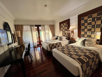 Luxury Two Bedroom Residence with Pool View and Partial Ocean View