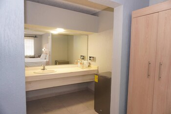 Room, 1 King Bed, Non Smoking (Upgrade)