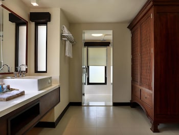 Deluxe Villa, 1 King Bed (Shared Pool)