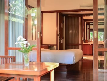 Superior Room, 1 King Bed, Balcony