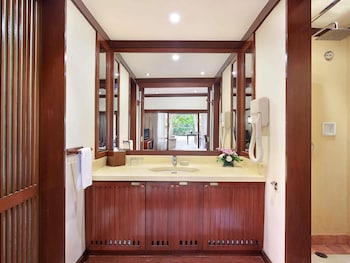Deluxe Room, 1 King Bed, Bathtub