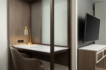 Suite, 1 King Bed with Sofa bed (Mobility/Hearing Access, Roll-in Shwr)