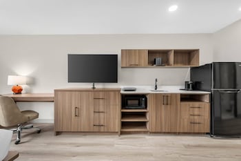 Room, 1 King Bed, Non Smoking (Efficiency, Upgrade)