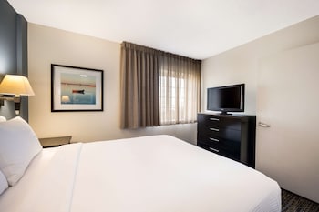 Suite, 1 Queen Bed, Accessible (Mobility Roll in Shower One Bedroom)