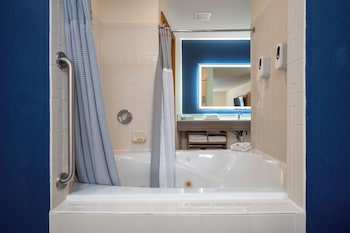 Suite, 1 King Bed, Jetted Tub