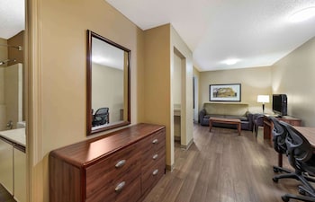 Deluxe Studio, 1 Queen Bed with Sofa bed, Non Smoking
