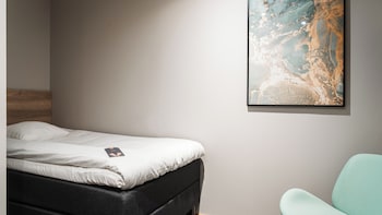 Single Room (Compact, No window)