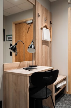 Single Room (Compact, No window)