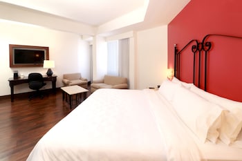 Suite, 1 Queen Bed (Juarez Ave View)