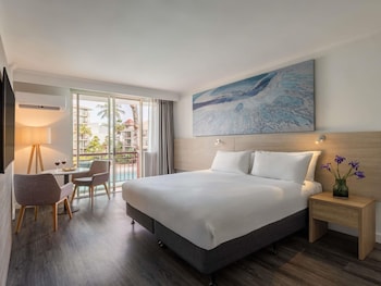 Deluxe Room, 1 King Bed, Pool View