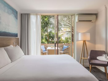 Deluxe Room 1 King Bed, Accessible Room