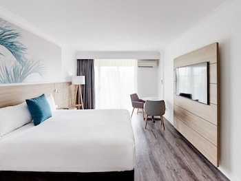 Deluxe Room, 1 King Bed, Pool View