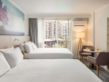 Deluxe Room, 2 Queen Beds, Pool View
