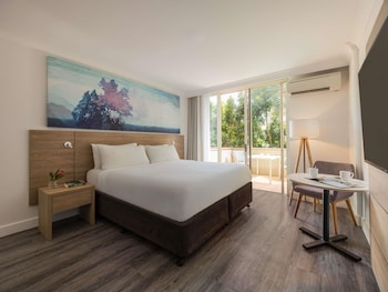 Deluxe Room 1 King Bed, Accessible Room