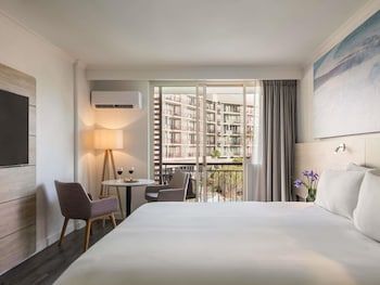 Deluxe Room, 1 King Bed, Pool View