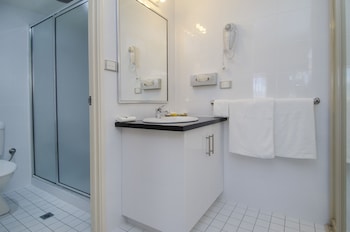 Deluxe Queen Non Smoking Kitchenette