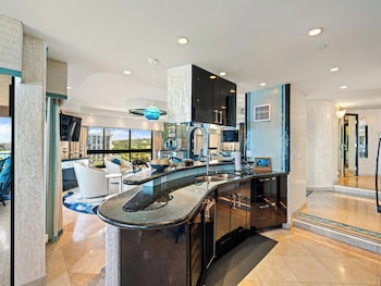 Condo, 2 Bedrooms (1115)