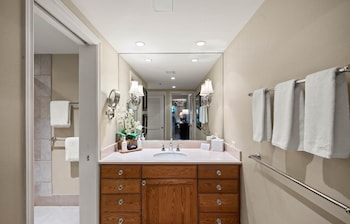 Condo, 2 Bedrooms (215)