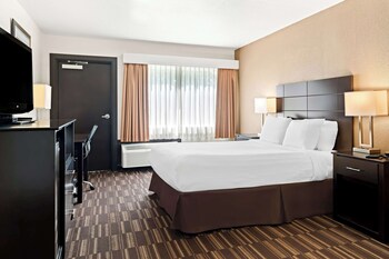 Standard Room, 1 Queen Bed, Non Smoking, Refrigerator & Microwave