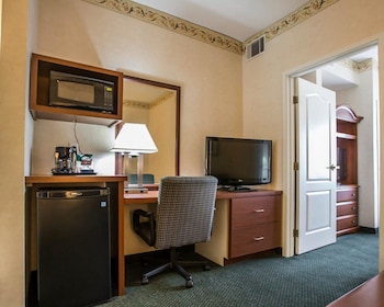 Suite, 1 Queen Bed with Sofa bed, Non Smoking (Living Room)