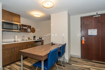 Suite, Multiple Beds, Kitchenette