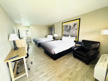 Room, 2 Double Beds, Accessible, Non Smoking (Mobility/Hearing, Tub w/ Grab Bars)