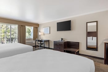 Standard Room, Multiple Beds, Non Smoking, Balcony