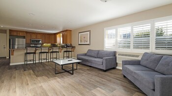 Executive Studio Suite, 1 King Bed, Non Smoking, Kitchen