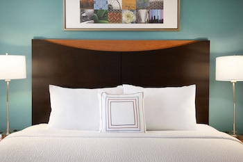 Room, 1 King Bed (Mobility/Hearing Access, Roll-In Shwr)