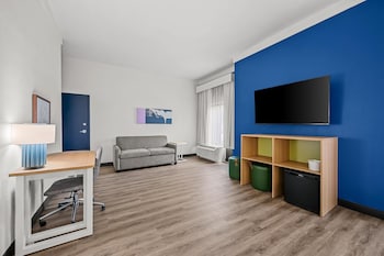Room, 2 Queen Beds, Mobility Accessible, Bathtub