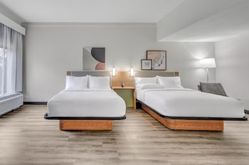 Room, 2 Queen Beds, Mobility Accessible, Bathtub