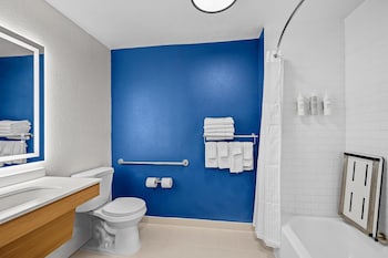 Room, 2 Queen Beds, Mobility Accessible, Bathtub