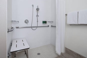 Studio Suite, 2 Double Beds (Mobility/Hearing Access, Roll-In Shwr)