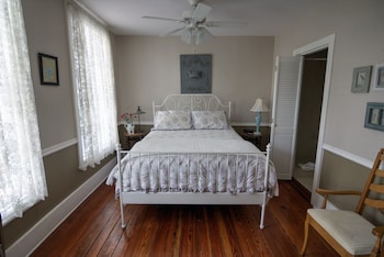 Standard Room, 1 Queen Bed