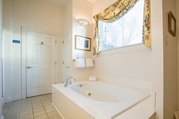 Goldfinch Room