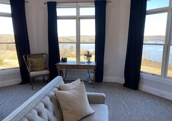 Eagles Landing Suite
