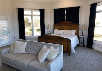 Eagles Landing Suite