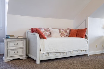 Goldfinch Room