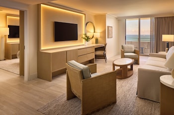 Suite, 1 King Bed, Balcony, Oceanfront
