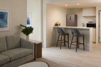 Suite, Bay View