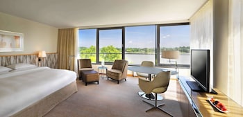 Deluxe Room, 1 King Bed (Club Access)