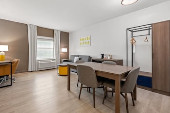 Suite, 1 King Bed with Sofa bed, Non Smoking