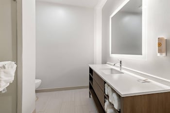 Standard Room, 2 Queen Beds (with Tub)