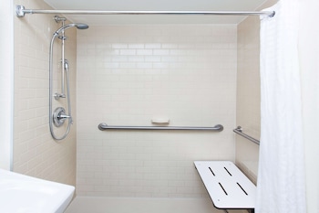 Studio Suite, 1 Queen Bed (Mobility/Hearing Roll in Shower)
