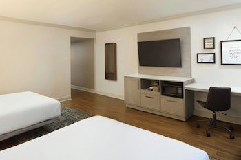 Room, 2 Queen Beds, Mobility Accessible, Bathtub