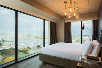 Suite, 1 King Bed with Sofa bed, River View