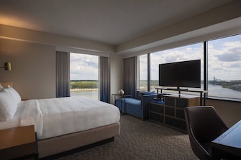 Room, 1 King Bed, River View, Corner (Corner)