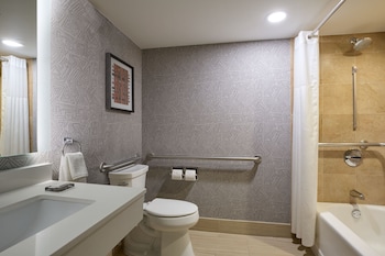 Deluxe Room, 1 King Bed, Patio