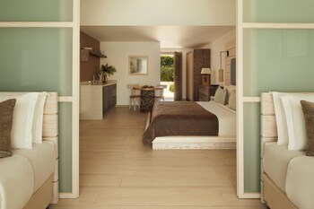Junior Suite Swim Up Pool View (Bungalow Area)